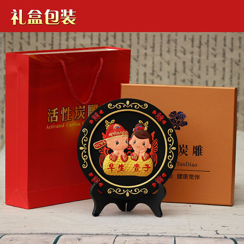 門扉喜結良緣 一尊活性炭雕，兩心永恒見證